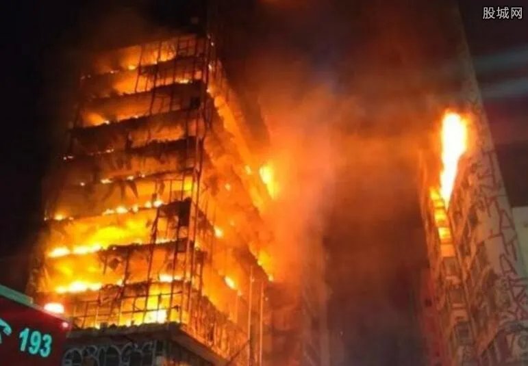 巴西大楼起火坍塌 现场画面曝光损失十分惨重