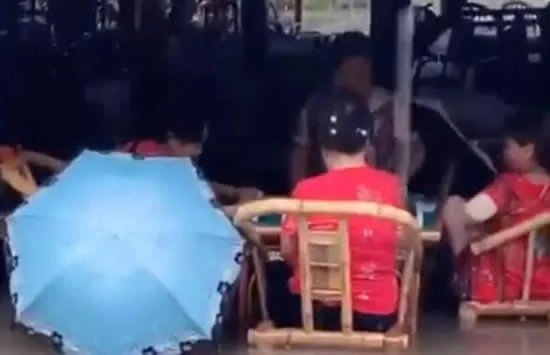 成都大妈洪水中打麻将 现场画面曝光竟然是这样的