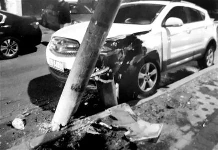 芜湖男子醉驾撞倒路灯了吗？