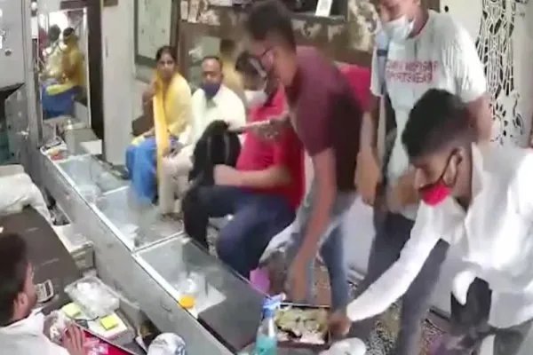 男子先消毒双手后抢劫,究竟是怎么回事?