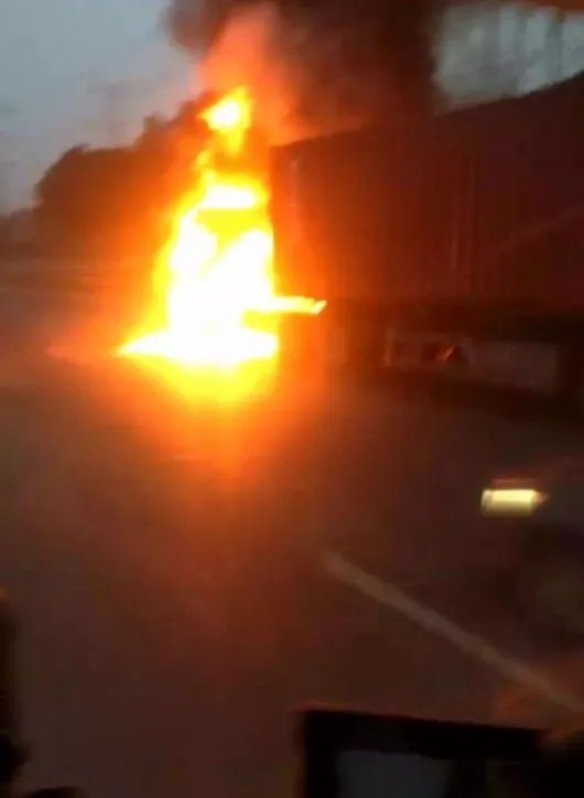 上海市S20外环高速发生集卡自燃事故有人员伤亡吗?