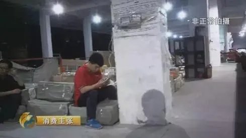 分拣员拆包裹偷吃 快递乱象调查最新消息