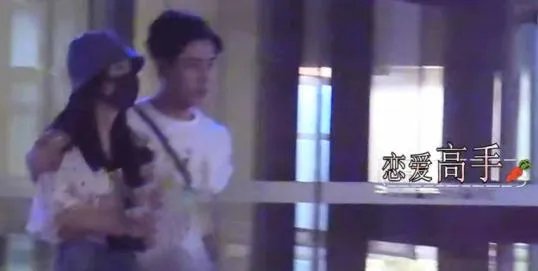 娄艺潇新恋情怎么回事:亲密搂抱画面始末疑似同居