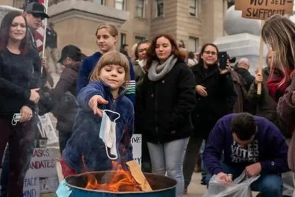 美国抗议现场鼓励孩子烧口罩，他们对口罩为何如此抗拒呢？