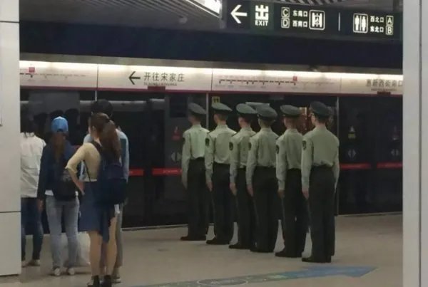 武警地铁排队被疑是怎么回事？