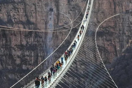 辽宁虎谷峡玻璃栈道发生事故，是否有造成人员伤亡？