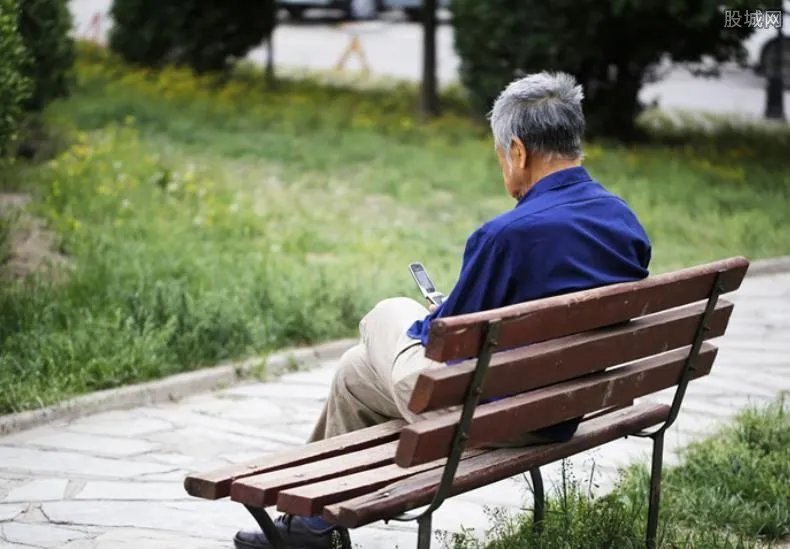 老人回应没法扫码不能买生日面 事件来龙去脉揭晓