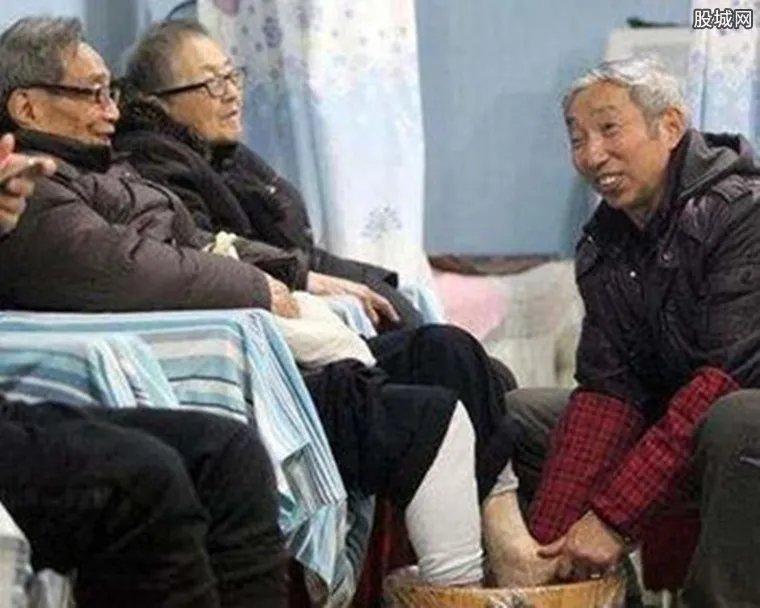 63岁修35万双脚 女儿大学毕业继承他衣钵