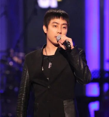 水晶男孩成员殷志源近况 被爆咳嗽吐血送医院检查