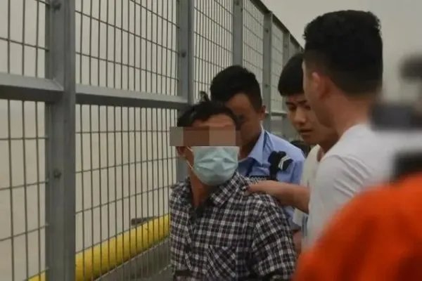 警方是如何从观潮人群中揪出逃犯的？