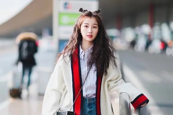 虞书欣保护孔雪儿却险被扑倒，这女孩为何那么善良？