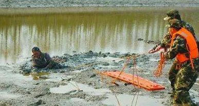 3小孩陷入淤泥地,陷入淤泥后应怎么做?