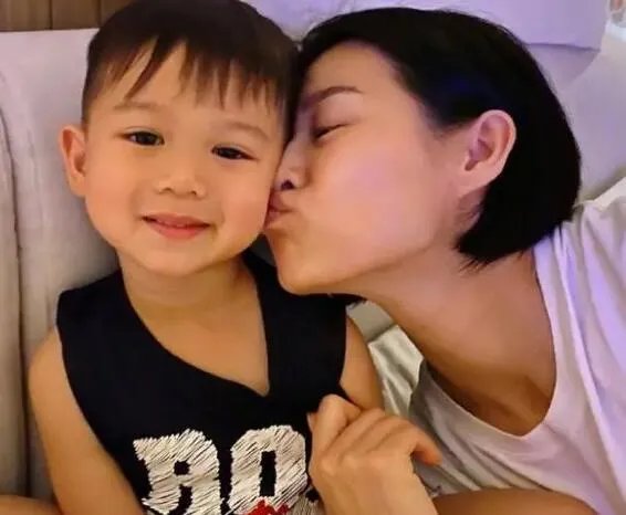 胡杏儿隔空为大儿子庆生是怎么回事