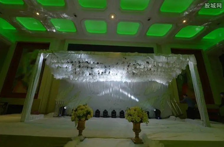 婚礼礼堂看像灵堂 花3.6万元竟布置成这个样子