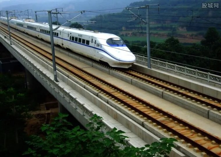 京张高铁全面铺轨 世界上第一条时速350公里的高铁