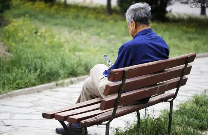 老人娶20岁智障女 出门把2岁孩子拴木桩