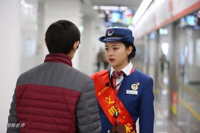 杭州地铁女神成网红,你怎么看?