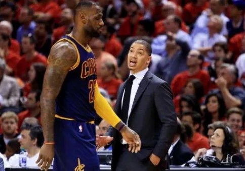 骑士主帅事因身体原因离队啊？