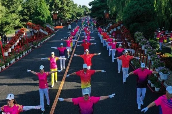 两女子低胸装坐服务站引发热议,官方是如何回应的?