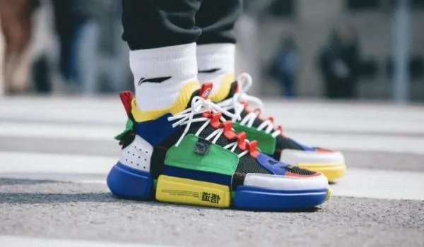 老外中国尊上跳伞违法没？