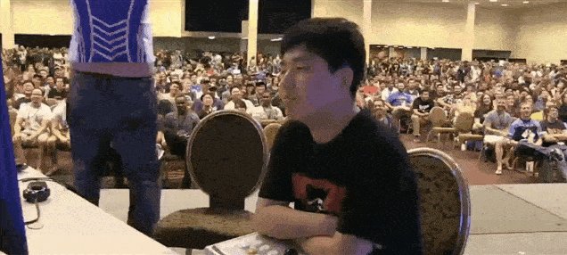 EVO 2015：《街头霸王4》比赛现场“不雅”脱衣一幕