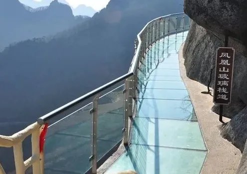 辽宁虎谷峡玻璃栈道发生事故，是否有造成人员伤亡？