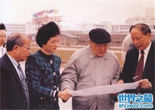 领导工地合影被碾压，究竟是意外还是人为 