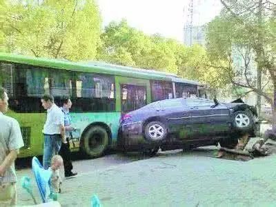 北京公交车站车祸是怎么回事?