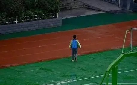 小学生迟到遇奏国歌立雨中敬礼？