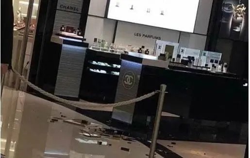 青岛香奈儿遭打砸什么情况：详情打砸现场画面太混乱