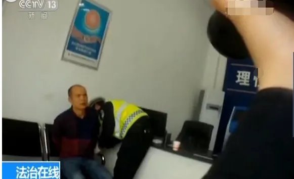 女子停车场被劫走是怎么回事?