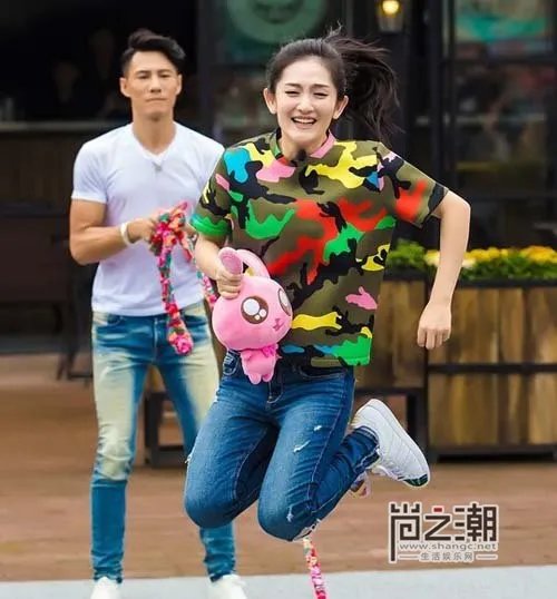 谢娜没带胸罩是哪一期 谢娜没整容前照片曝光