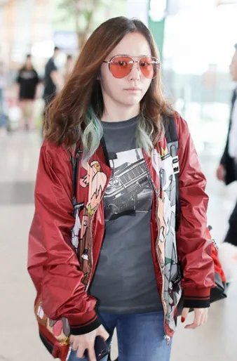 张靓颖恋情后露面捂着肚子干嘛?