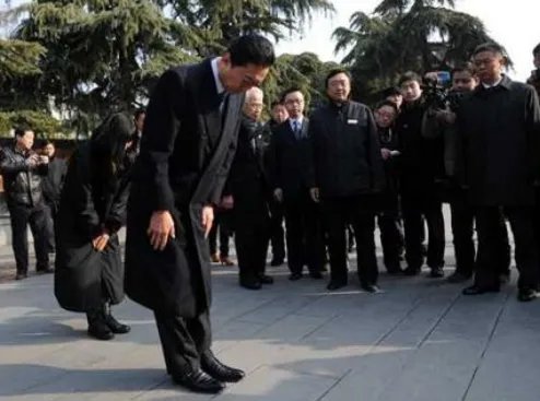 日本前首相抗议在抗议什么?