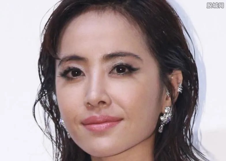 蔡依林穿泳衣上街 女神穿性感低胸小背心画面好美