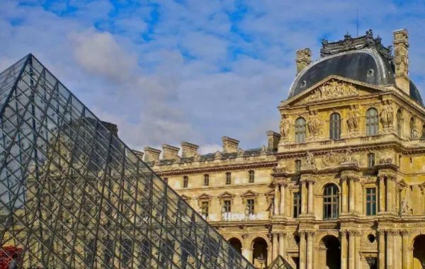 黑人男子当众抱走卢浮宫展品，他的目的是什么？