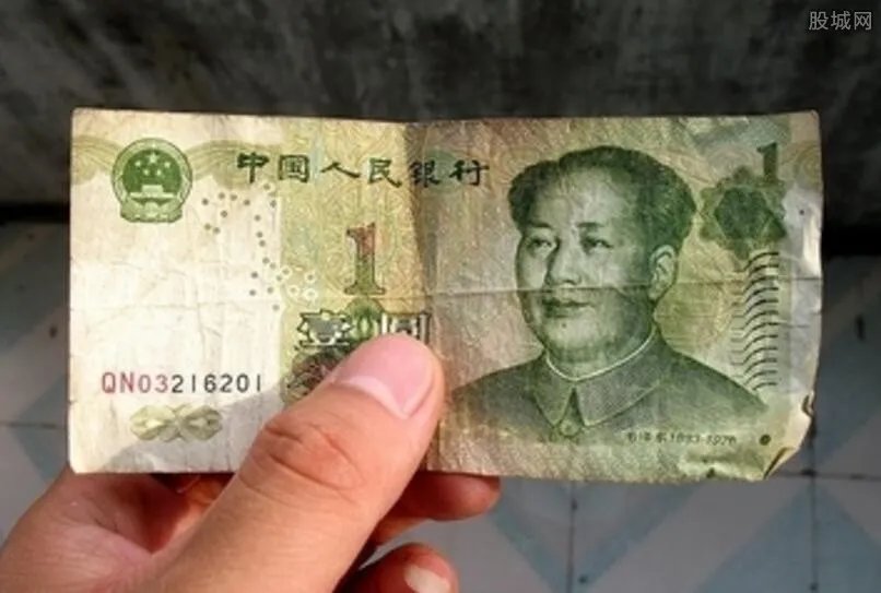 抢劫1元钱判4年 网友调侃：一块钱掉地下都懒得捡