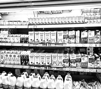 常温牛奶混进冷柜 诱导消费提升卖价