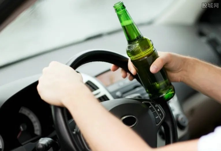 爸爸被查女儿哭求别抓 对交警哭个不停看着心疼