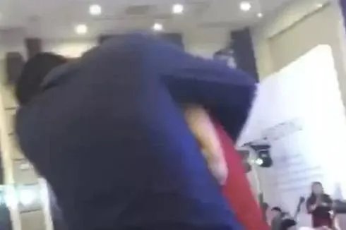 “公共强吻儿媳”声明：在表演，是睁眼说瞎话吗？