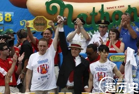 8分钟吃11斤虾 打破自己创下的大胃王纪录