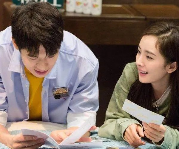 魏大勋偷瞄杨幂多次 一个被看上的女人?