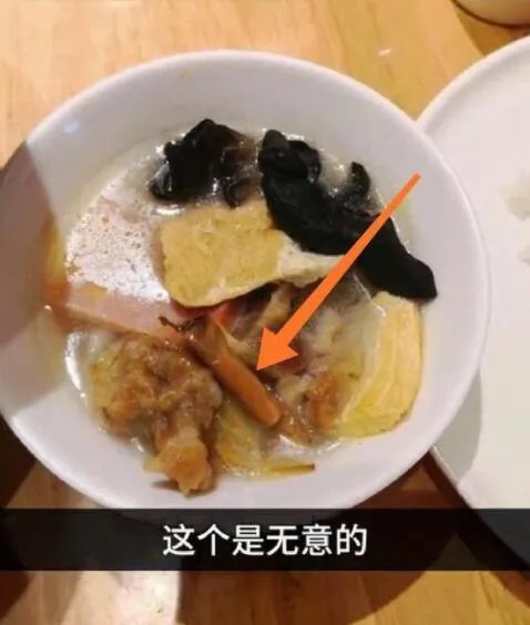 西安苏福记厨师往锅中吐口水 现场监控画面曝光实在是太恶心了