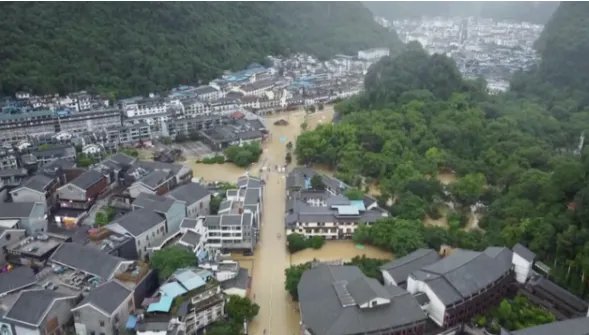 外卖小哥雨中扶起施工水马 南方暴雨上百万人受灾