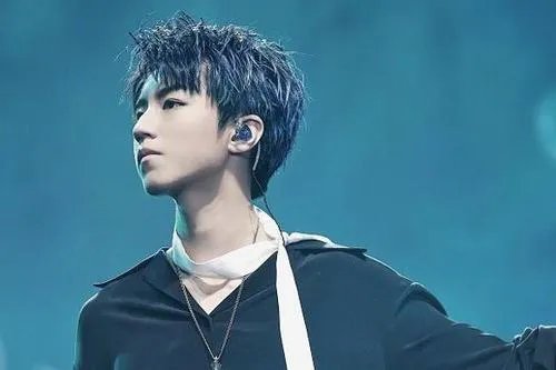 王俊凯花园大片，你最喜欢里面哪一套穿搭？