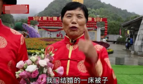 哪里的28对金婚老人集体补办婚礼？