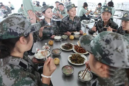 平均不满23岁女兵给导弹做体检,女孩的力量能有多强大?