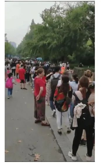 6614桌排队等吃饭什么情况：这么壮观的画面来看看