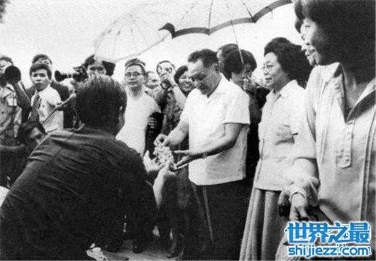 领导工地合影被碾压，究竟是意外还是人为 