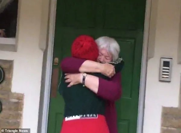 男孩徒步跨国见奶奶,他是如何坚持下来的?